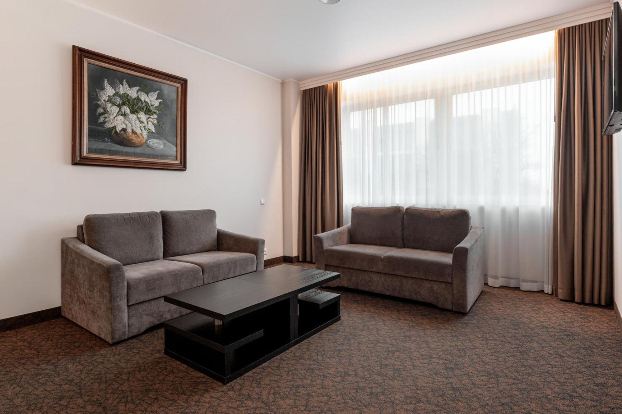 Adoryal Hotell Talin Exterior foto